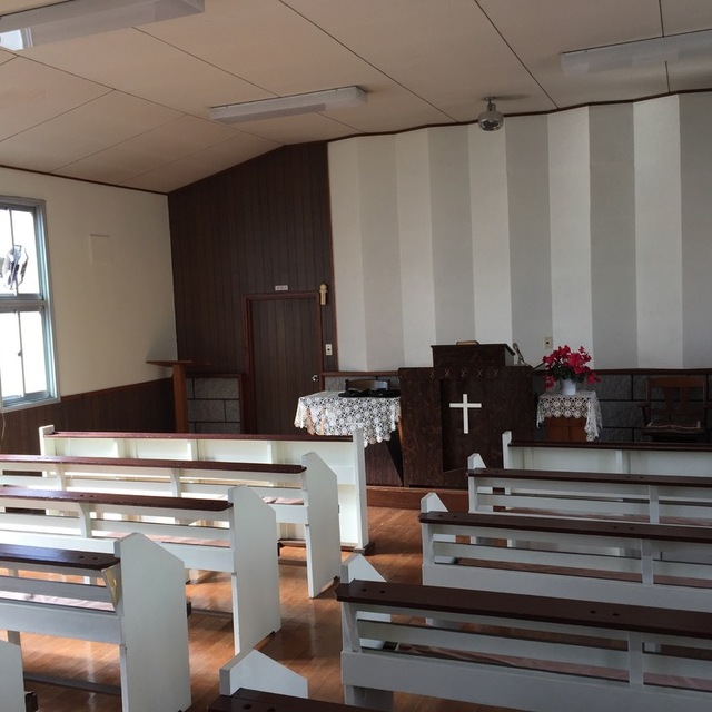花見川教会の礼拝堂。白塗りの木製のベンチが整然と並びます。